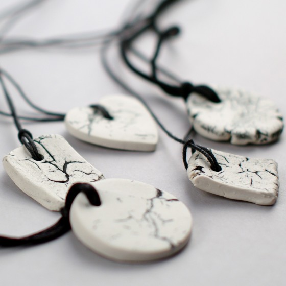 Pendentif de porcelaine sur... Pendentif de porcelaine sur...